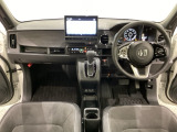 車内は光触媒抗菌消臭施工済です。スタイリッシュなデザインで暖かみのあるインパネ周りを演出します。グローブボックスやカップホルダーのほかにトレーなどたくさんの収納スペースが装備されています。