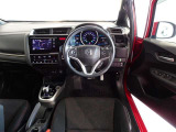 革巻きステアリングで快適な操作性の運転席です。