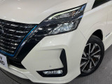 【LEDヘッドライト】悪天候や夜間走行時も良好な視界を確保し安心して運転できる高輝度LEDヘッドライトを装備!点灯速度が早く、消費電力も抑えられています。