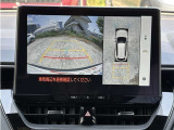 駐車場や交差点で周囲の安全確認をサポートする「パノラミックビューモニター」を搭載。