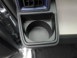 カップホルダーは運転席や助手席からちょうど手の届く位置です!!