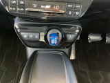 どのポジションにもワンアクションで操作できるインパネシフトに。パーキングブレーキはフットブレーキタイプです。