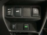 【オートバックドア】スマートキー操作や運転席のスイッチなどで、バックドアを電動で開閉できる機能です。お買い物後などに非常に便利な機能です。