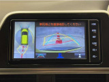 真上から見下ろしたような視点で車とその周囲を確認出来る画面と、車両後方を映し出すバックモニター画面の2つを表示してくれます。