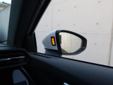 アウディサイドアシスト『後方の死角を並走する車両を検知しドアミラーの内側のLEDが点灯。ドライバーに注意を促し事故を未然に防ぐシステムです。』