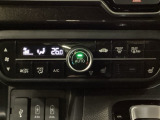 セレクトレバーの左上にプラズマクラスター付き・オートエアコンがついてますので簡単操作で快適に過ごせます。シートヒータースイッチ内蔵で前席の左右別々に温度設定ができます。