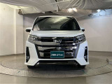 お車購入のポイントとなるフロントマスクです!シャープな目つきが印象的なデザインのヘッドランプです。