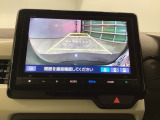 バックモニター付きで、車庫入れやバック時の後方確認をしっかりサポート。モニターに映し出される映像で死角も確認しやすく、狭い場所での駐車や後退時の操作をより安心して行えます。