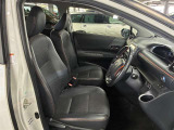 運転席の画像です。足元やシートまわりに余裕があり、リラックスした姿勢で運転が可能です。視界も良好で操作系へのアクセスもしやすく、快適で安心感のあるドライブをサポートします。