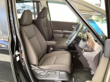 フロント広々、セパレートシートの運転席は、ハイトアジャスターが付いているので、快適にドライブができます。ハンドルはテレスコピック機能で、ハンドル位置を上・下・手前・奥に調節できます。