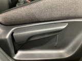 運転席にはドライバーの体型や好みに応じて前後方向だけでなく、高さの調整ができるシートリフターを装備!