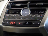 ドライブモードセレクトスイッチはドライバーがより運転に集中できるようにメーターフード横に配置。すぐれた操作性を実現してます。