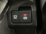 【電動パーキングブレーキ+オートブレーキホールド機能】 指先だけで簡単に操作が可能なパーキングブレーキ、スイッチを押すとブレーキペダルから足を離してもブレーキを保持できるオートブレーキホールド搭載。