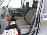 フロントシート 運転席と助手席の間にはスペースがあるので、荷物やゴミ箱等置くことができます^^