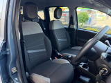 スタイリッシュなブラックとグレーのバイカラーファブリックシート。