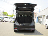 バックドアは上開き跳ね上げ式で、開口も広め!スムーズな荷物の出し入れでアウトドアも楽しくなりそう♪