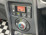 【オートエアコン】一度お好みの温度に設定すれば、車内の温度を検知し風量や温度を自動で調整。暑い&hellip;寒い&hellip;と何度もスイッチ操作をする必要はありません。快適な車内空間には必須の機能ですね♪