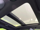 【ガラスルーフ】ガラスルーフ搭載で車内の解放感が一気にアップ!開放的なドライブをお楽しみいただけます。