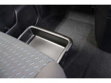 運転時の靴などを収納するときに便利な助手席シート下の収納スペースです。
