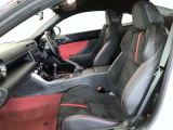 高いホールド性で運転姿勢が安定します。長距離ドライブでも疲れにくいのが魅力です。快適なドライビングライフをお送りください♪