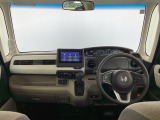 運転席は、大きな座面と包み込むような背もたれがドライバーの身体全体をしっかり支えます。上質なシート素材と座り心地のよいクッションを採用し、長時間の運転やコーナーの多い道も快適です