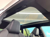 【ガラスルーフ】ガラスルーフ搭載で車内の解放感が一気にアップ!開放的なドライブをお楽しみいただけます。