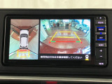 【パノラマモニター】 上から見下ろしたような映像が、運転の不安を軽くします。