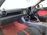 運転席周りのレイアウトをご覧ください。ナビゲーションが綺麗に装着されすっきり収まってますね!
