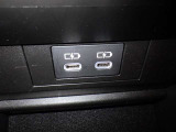 充電用端子付き。スマートフォンなどの充電に便利です。