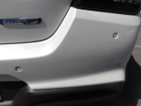 リヤバンパーに4つの超音波センサーを内蔵し、車両後方にある障害物を検知。透明なガラスなども検知でき、コンビニの駐車場などでの衝突回避をサポートします☆