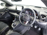 高いホールド性で運転姿勢が安定します。長距離ドライブでも疲れにくいのが魅力です。快適なドライビングライフをお送りください♪