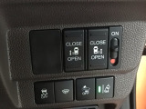 【両側パワースライドドア】両側がパワースライドドアになっており、運転席のスイッチやスマートキーでも開閉が可能です!開口部も広いので乗り降りも楽々♪