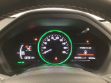 ハイブリット車専用のメーターです。中央のスピードメーターより左右のサブデスプレイで燃費や動力伝達などの情報が見れるようになっています。