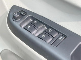 【電動格納ミラー】サイドミラーは電動格納式となっており、狭い駐車場でもキズがつくリスクを抑えられます。