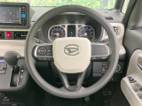 インテリアに合わせたデザインのステアリングは、運転される方のことも考え、運転しやすい形状、大きさです。是非一度、実際に触ってお確かめください。