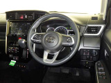 運転席まわりです。 各操作スイッチは使いやすい位置に配置されてます。