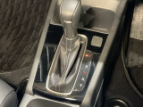 自然に手が届く距離に配置されたシフトレバー。