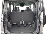 リヤシートのシートバックを倒せば、更に積載容量が広くなり、よりたくさんの荷物の収納長尺の荷物の収納が可能になります♪