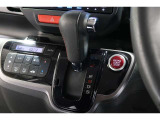インパネシフトだから視線の移動も少なく足元もスッキリ♪運転席もゆったりしているのでゆとりを持ってドライブできますね!