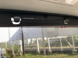 後席には、日射しのさしこみをやわらげてくれるロールサンシェイドが付いています。