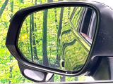【ブラインドスポットモニター】走行中、ドアミラーの死角になりやすい箇所に後続車が接近するとサイドミラーのレンズに警告を表示!ドライバーに注意喚起をしてくれます。