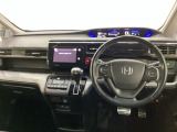 車内は光触媒抗菌消臭施工済です。インパネ周りはスタイリッシュなデザインで機能や装備も充実しています。グローブボックスやカップホルダーのほかにトレーなどたくさんの収納スペースが付いています。