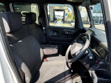 フロントシートのお写真です。 広い足元と、ゆったり座れるシートは長時間の運転でも疲れにくくなっております♪