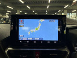 ディスプレイオーディオやカーナビは、現代のドライブにおいて欠かせない装備のひとつです。初めての場所でも迷いにくく、快適なルート案内で運転をサポートします。移動中のエンターテインメント性も高まります。