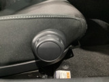 運転席にはドライバーの体型や好みに応じて前後方向だけでなく、高さの調整ができるシートリフターを装備!
