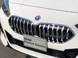 左右のキドニー・グリルの中心にはBMWのエンブレムが鎮座し、個性を放つデザイン性を兼ね備えました。