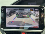 【バックモニター】後方の障害物や歩行者を確認できるバックモニター。狭い駐車場や混雑した場所でも安心して車を操作できます。