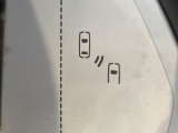 【ブラインドスポットモニター】走行中、ドアミラーの死角になりやすい箇所に後続車が接近するとサイドミラーのレンズに警告を表示!ドライバーに注意喚起をしてくれます。