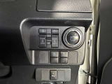 両側パワースライドドアを採用しており、運転席から簡単に開閉操作が可能です。駐車場や狭い場所でも扱いやすく、乗車時・降車時の負担を軽減します。