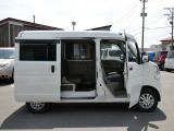 両面スライドドアとなっております!狭い場所に駐車した時に安心して横にスライドして乗り降りできますよ!